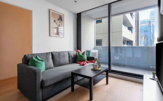 2BR Apt Next to Melbourne Central With City Views
