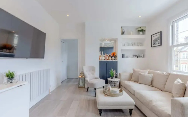 Modern 2 Bedroom Apartment in Wimbledon With Garden