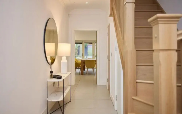 The Ascot Escape - Stylish 4bdr With Courtyard