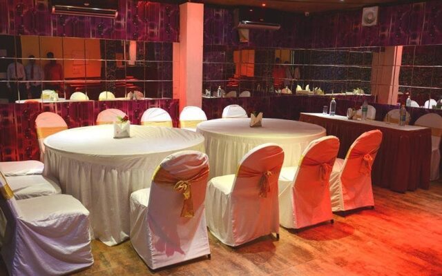OYO 14422 Hotel Cosmos