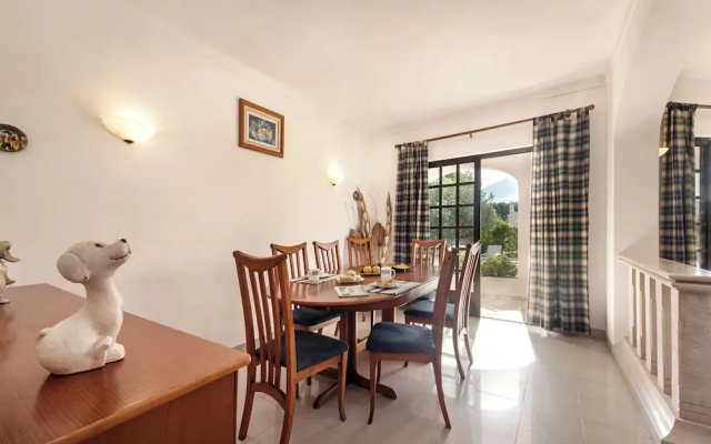 Spacious 4 Bedroom Villa, Private Pool, Free air Conditioning and Wifi