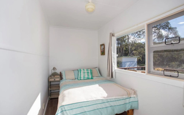 Retro Beach Cottage 681 Murramarang Rd – Guest Rooms – Kioloa