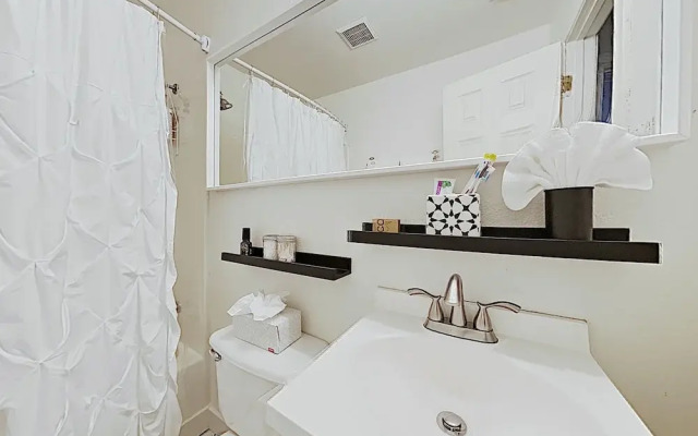 Hip 2BR Austin Bungalow by RedAwning