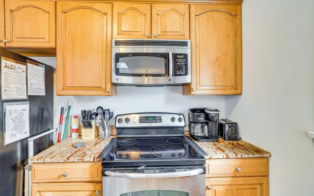 Hot Tub + Decks: Tree-lined Retreat in Pocono Lake