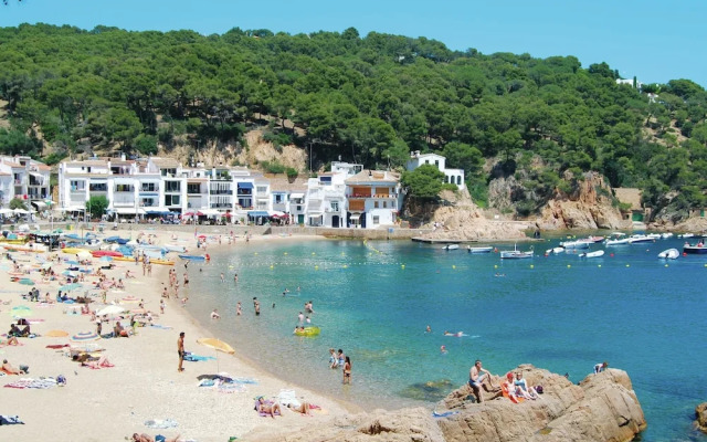 Simply Furnished Apartment With Shared Pool in Llafranc