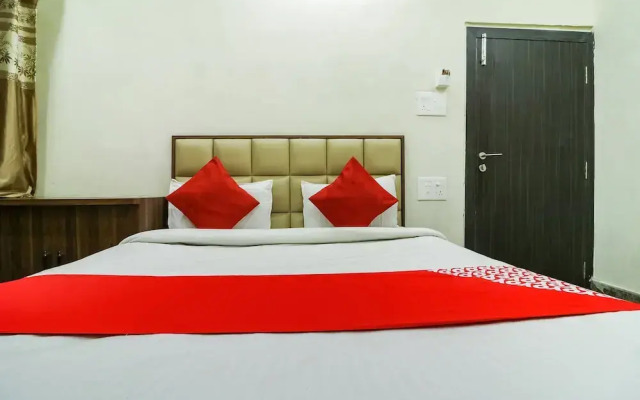 OYO 28789 Hotel Adarsh