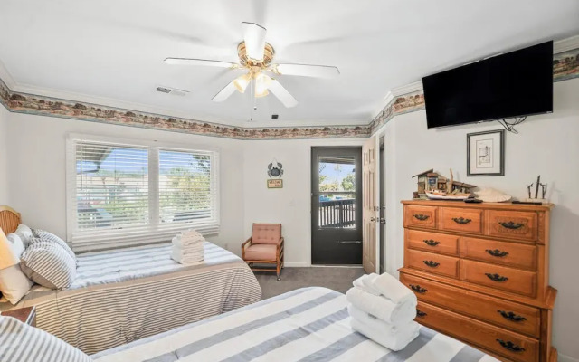 Two-story Condo With Private Deck, Wifi and Courtyard Pool Access