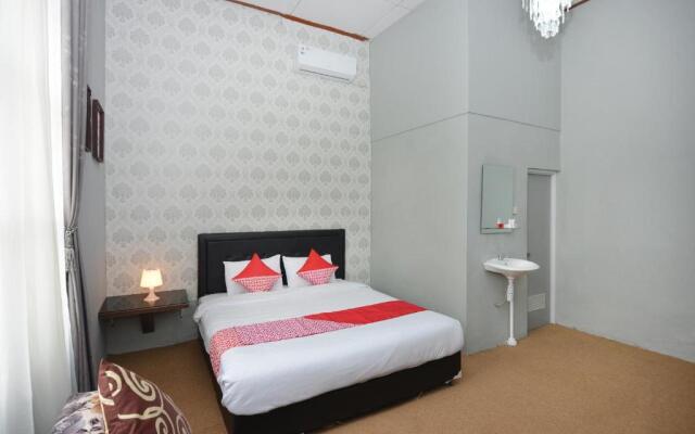OYO 1303 Golden Inn 2