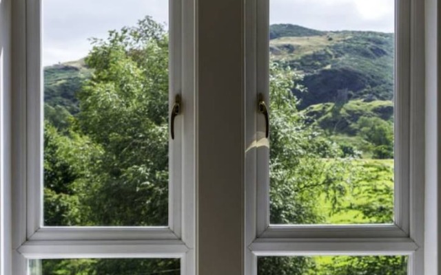Spacious 2 Bedroom Holyrood Flat With Great Views