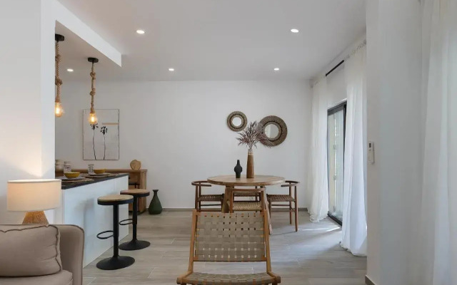 Amazing Beach House with Balcony (Free WI-FI)