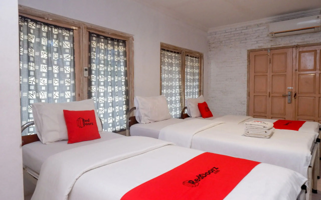 RedDoorz Syariah near Plengkung Gading 2