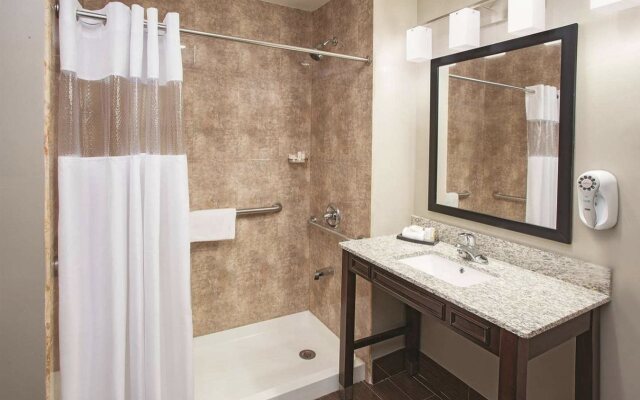 La Quinta Inn & Suites Far Rockaway - JFK Airport