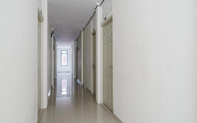 RedDoorz Plus near UPN Veteran Jakarta