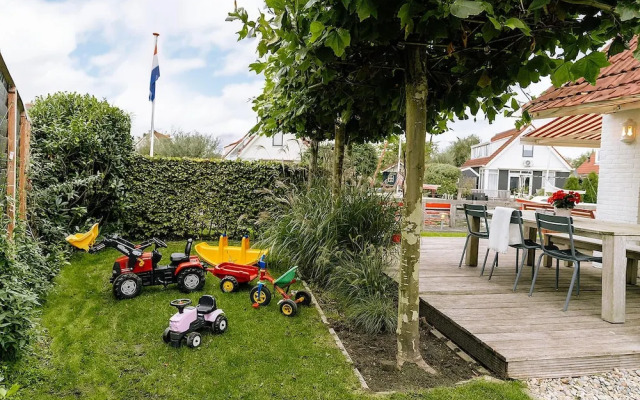 Nice Holiday Home on the Water in Grou