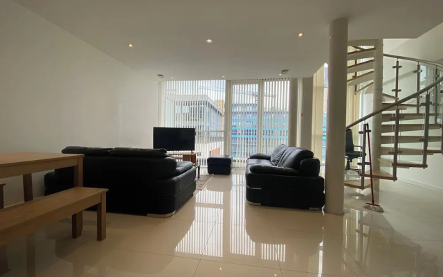 Cosy 3 bed Penthouse in Royal Docks London