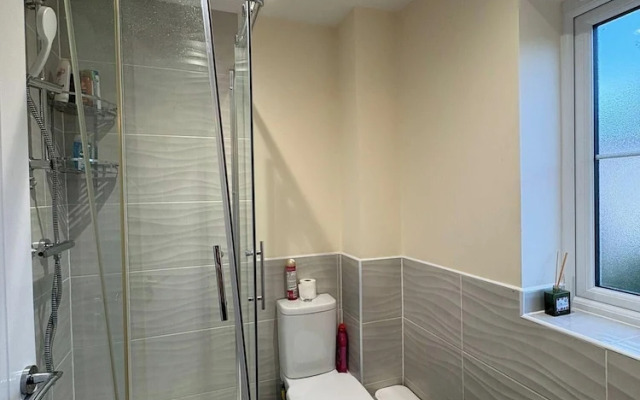 Spacious 3-bed House - Sleeps 8, Garden & Parking