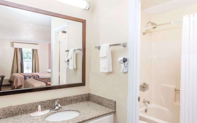 Super 8 by Wyndham Statesboro