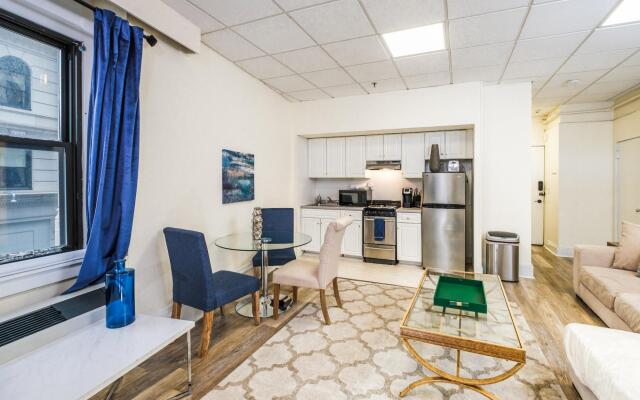 Beautiful Studio + Train | Theatre District | Evonify