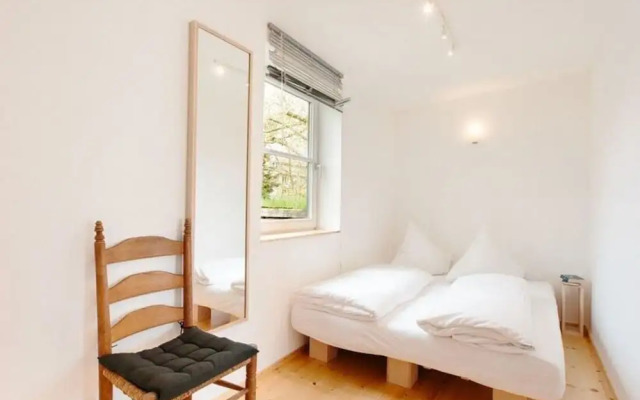 Bauhaus Holiday Apartment by the Lake