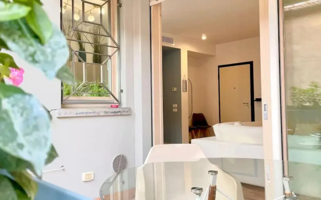 Chic Apartment - River View - Free Parking and WIFI
