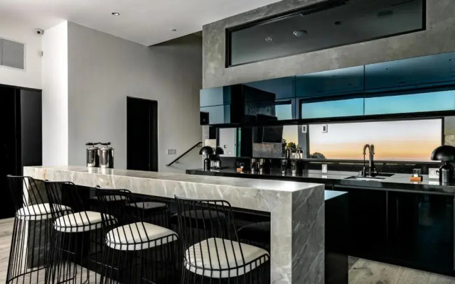 Sophisticated Modern Retreat in Bel Air