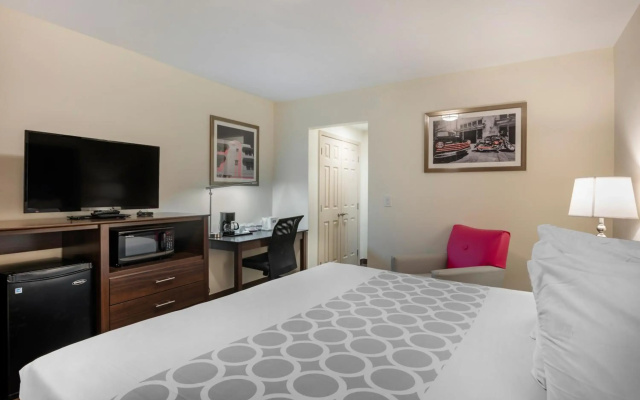 Downtown Hollywood Gardens Inn & Suites