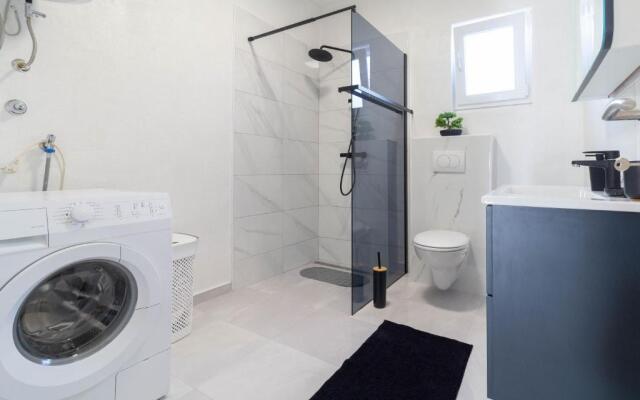 House Jasmin large garden, near Nin