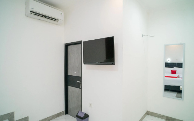 RedDoorz near Stasiun Senen