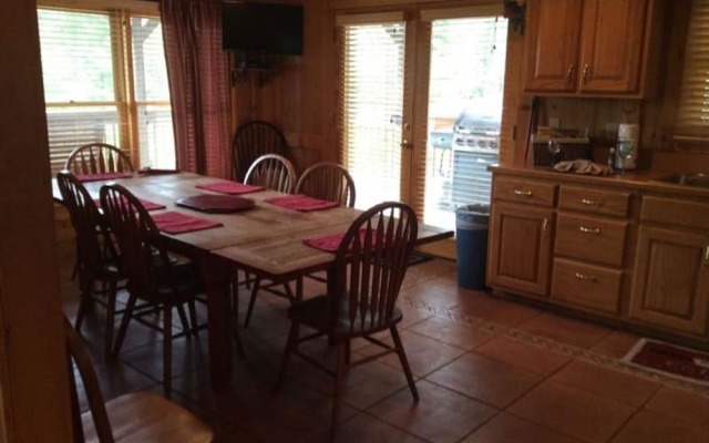 Spacious Party Hut Near Attractions by Redawning