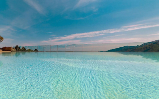 Albatros - swimming pool with sea view and small terrace