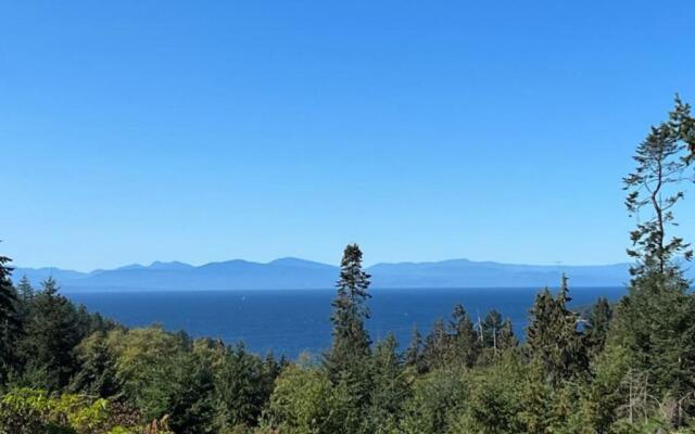 Beautiful 2 bedroom home with ocean and sunset views