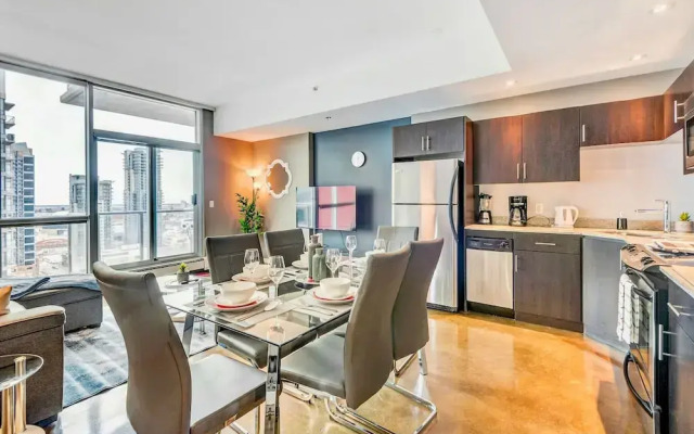 Downtown Condo w Incredible Views and BBQ