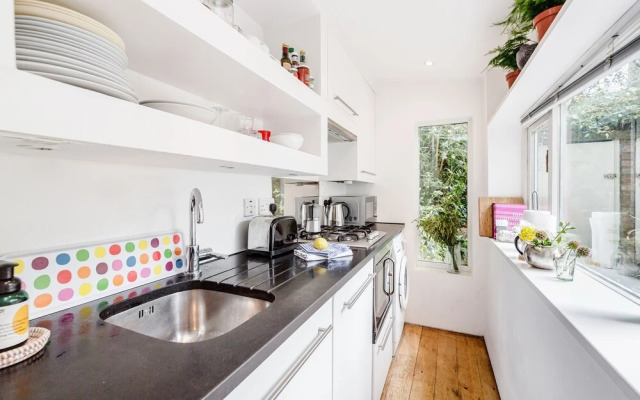 Modern Holland Park apartment