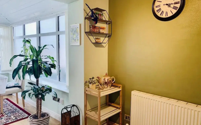 Lovely 2-bed House in Bramley With Field View