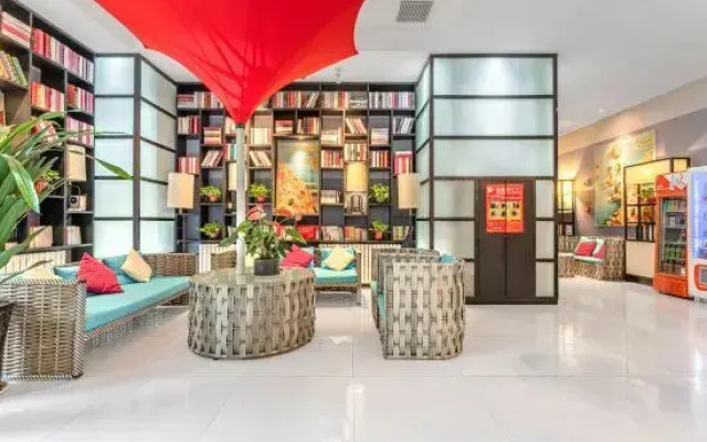 Yuhuashe Fashion Hotel (Zhengzhou Hanghai Plaza City Southeast Subway Station)