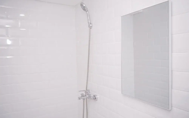 Spacious And Homey Studio Loft At Kingland Avenue Apartment