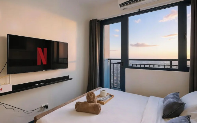 Room-sleek Studio With City Views on the