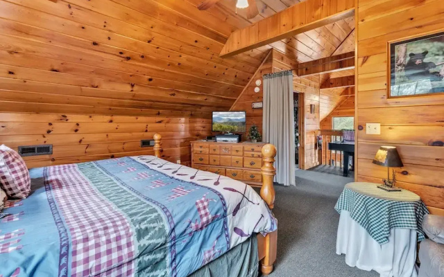 Cabin in the Woods w/ Hot Tub & Games!
