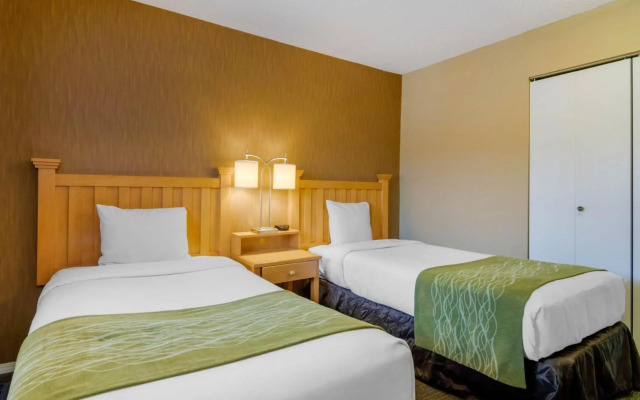 Econo Lodge Inn & Suites