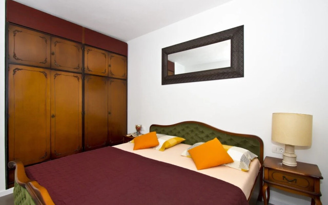 Luxury apt With Roofed Patio Near Beach & Center