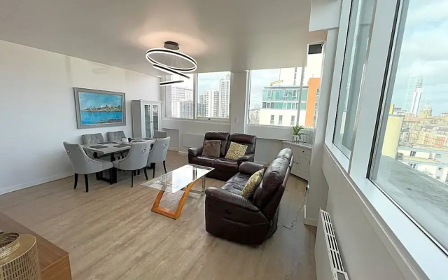 City Centre - Sleeps 4 & Free Parking