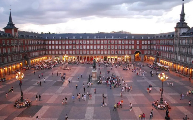 Modern Apartment in Toledo Street by Batuecas