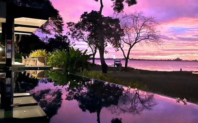 The Lake Forest Hotel