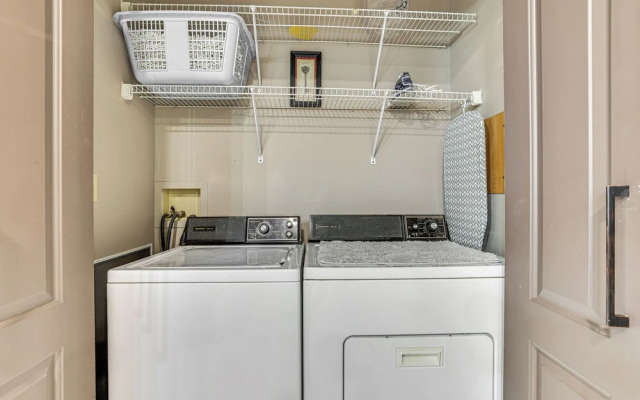 Pocono Getaway: Hot Tub, Community Lake Access!