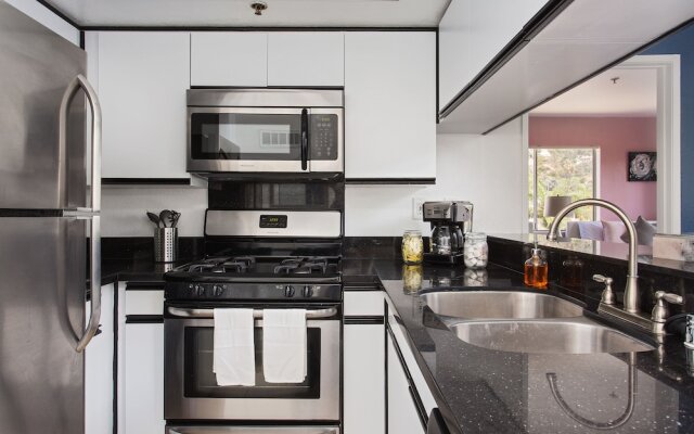 Luxurious 2BD & Den Hollywood Apartment