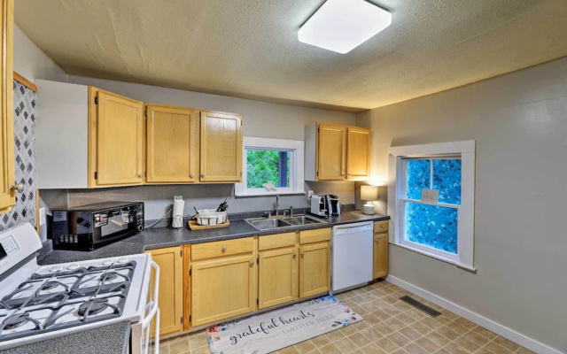 New Bern Home w/ Yard, Grill + Walkable Location