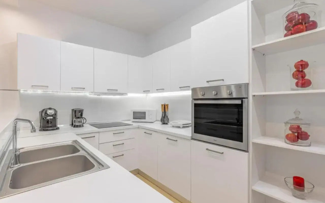 Central Luxurious Apartments Close to the Sea