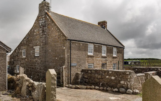 Spacious barn conversion, walk to 3 beaches
