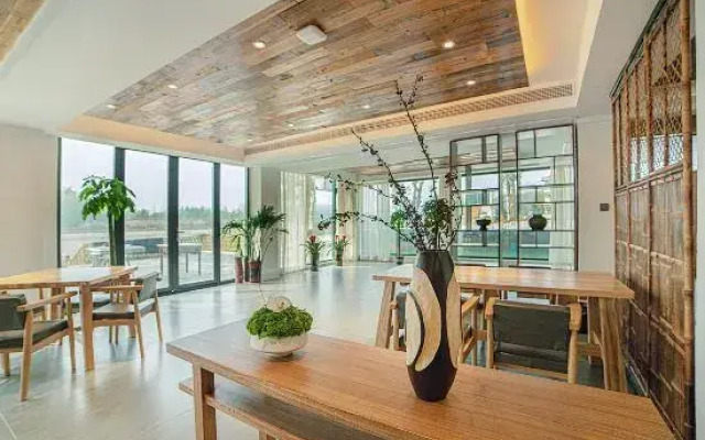 Yueliang Town Hotel