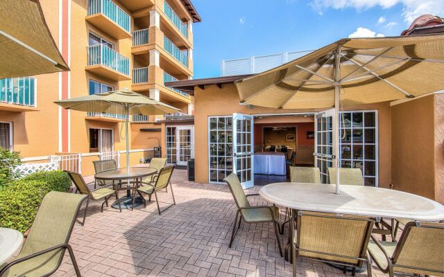 Inn of Naples, Tapestry Collection by Hilton